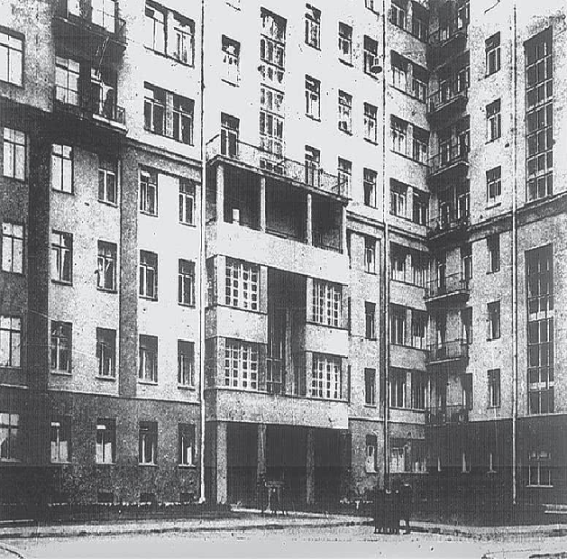 Архив. Двор дома, леса.