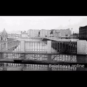 Оживлённый архив — мост, канал и Дом на набережной.