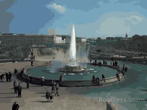 Оживлённый архив — фонтан, люди у чаши.