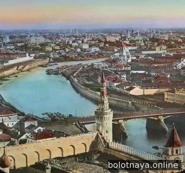 Раскрашенный архив. Вид с Кремля: Беклемишевская башня, Москворецкий мост, Замоскворечье. Болото — низкий берег за рекой. Не современный кадр.
