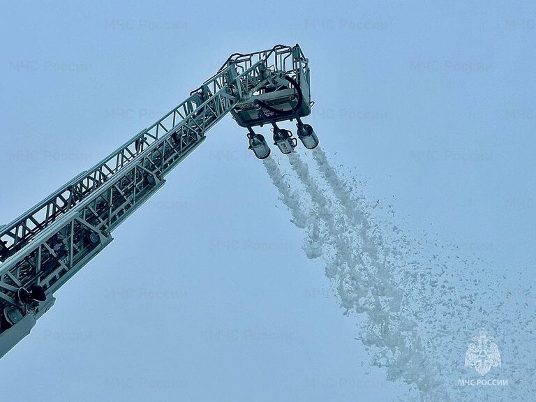 Столичные пожарные изучили различные способы подачи огнетушащих веществ с использованием подъемных механизмов