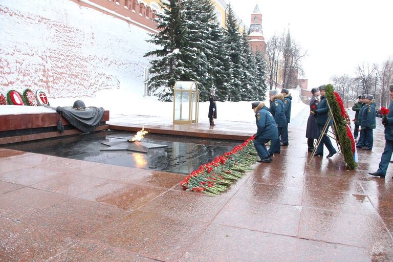 Делегация МЧС России почтила память бойцов у Могилы неизвестного солдата в Москве