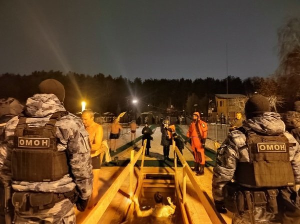 Росгвардейцы обеспечили безопасность в Крещенскую ночь в Москве