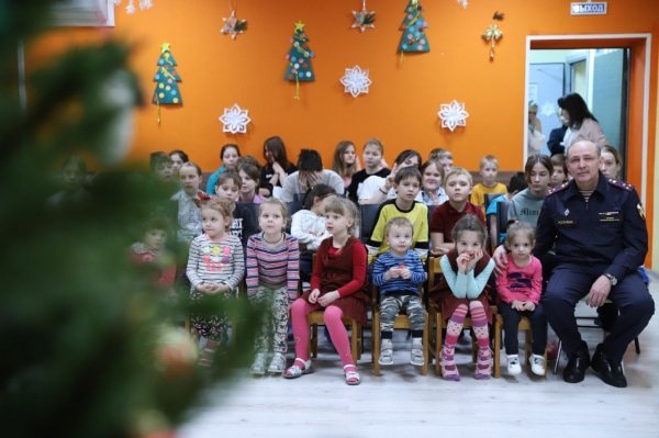 Столичные росгвардейцы провели акцию «Дед Мороз специального назначения»
