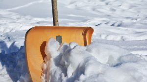 Сотрудники «Жилищника» провели повторную уборку снега в районе