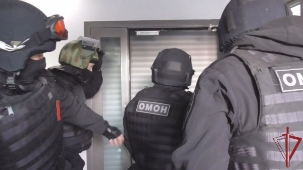 В Москве бойцы ОМОН «Авангард» задержали подозреваемых в мошенничестве в сфере страхования