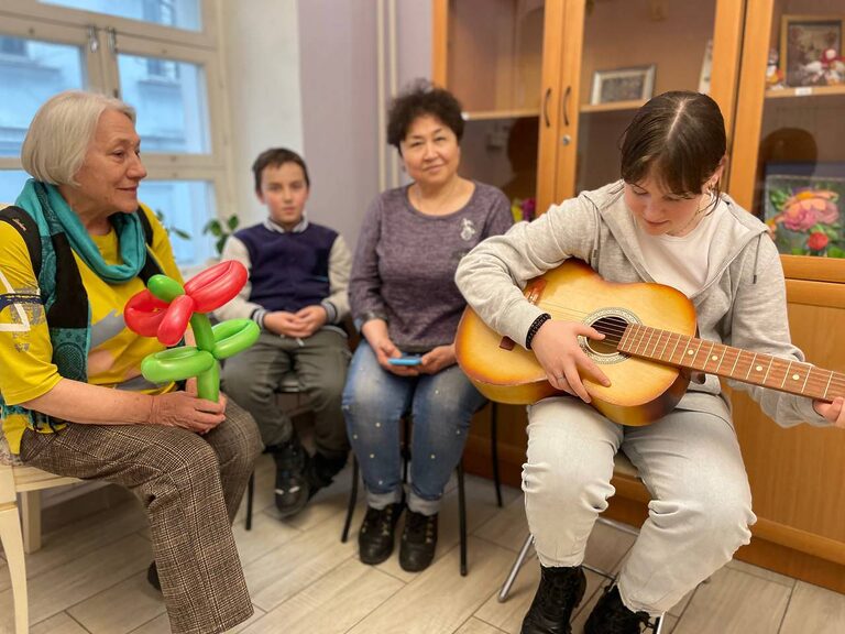 «Вместе с внуками»: семейные встречи прошли в центре московского долголетия