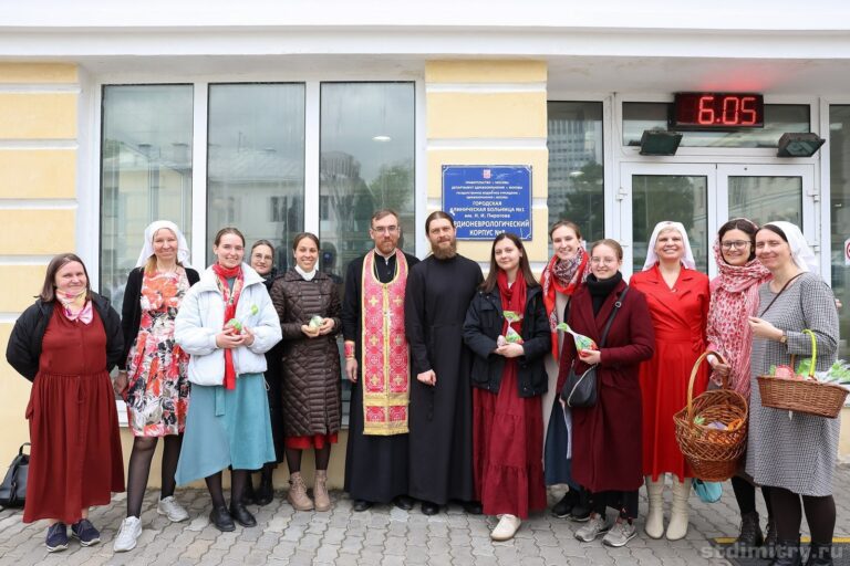 Священнослужители поздравили с Пасхой сотрудников и пациентов «Пироговки»
