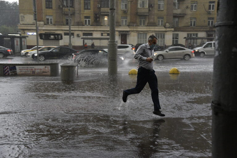 Ливни с грозой и сильный ветер ожидаются в Москве до конца дня