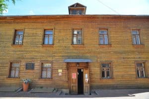 Экскурсию вокруг дома поэта организуют сотрудники музея Есенина