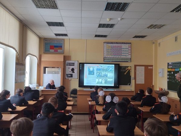Московские росгвардейцы провели уроки мужества для школьников