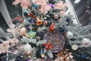 Новогоднюю елку установили в Парке Горького