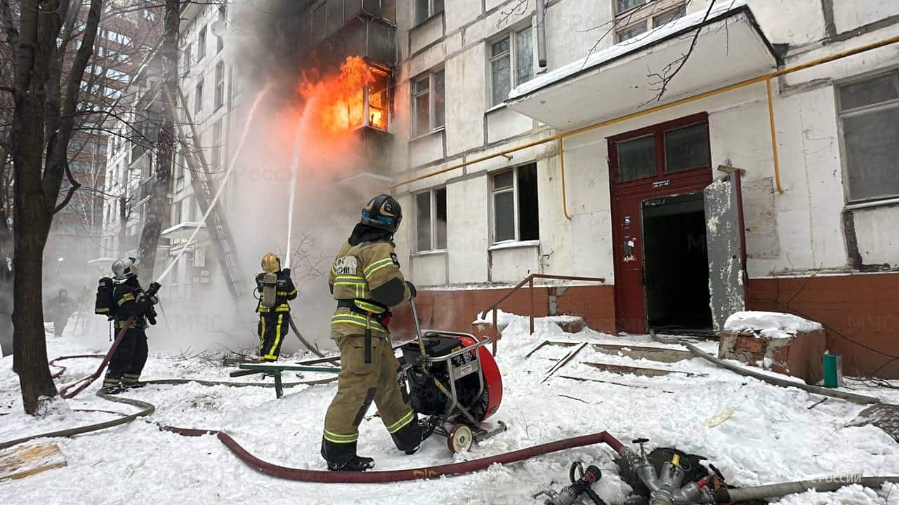 Огнеборцы московского пожарно-спасательного гарнизона отработали приемы тактической вентиляции