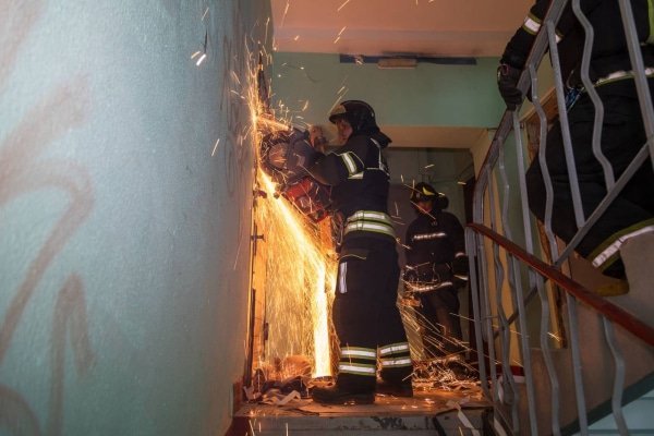 Огнеборцы московского пожарно-спасательного гарнизона провели практическое занятие по вскрытию дверей при помощи различного ручного инструмента