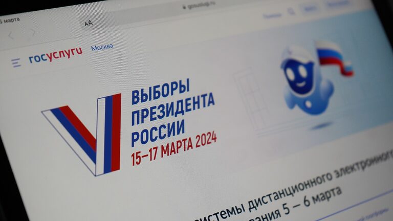 Москвичи активно голосуют на избирательных участках на выборах президента РФ