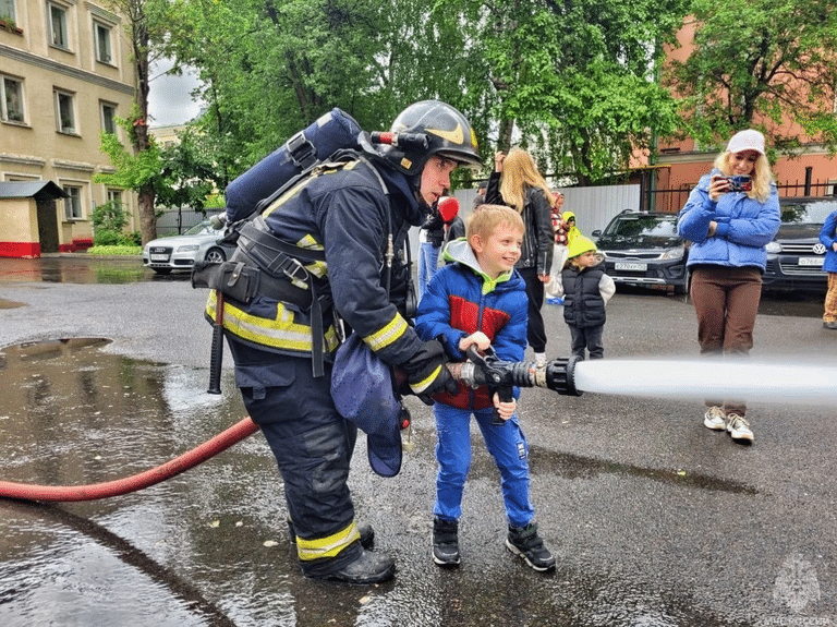 Пять пожарно-спасательных частей столицы открыли свои двери для маленьких гостей