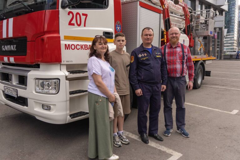 Пожарные и спасатели познакомили со своей работой юного гостя из Йошкар-Олы