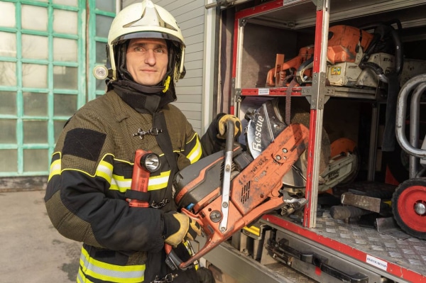 Прикоснуться к жизни человека через предметы и отремонтировать самолет: работник Пожарно-спасательного центра рассказал о своих увлечениях