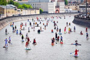 Участники фестиваля «Рыбная неделя в Москве» проплыли на сапбордах мимо локаций района