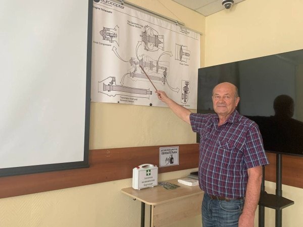 Учитель, наставник, напарник: в Московском авиацентре поздравляют педагогов