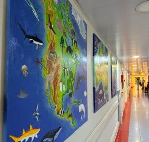 Волонтеры арт-проекта «Веселый коридор» передали новые картины Морозовской больнице