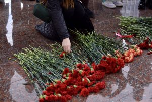 Волонтеры РЭУ возложили цветы к памятнику ополченцев Пролетарского района